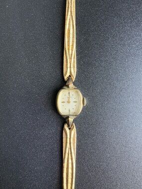 Elgin women’s vintage gold plated dainty wristwatch